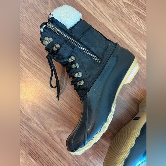 Sperry Top-Sider Black Boots with Cream Fur Lining - Picture 5 of 14
